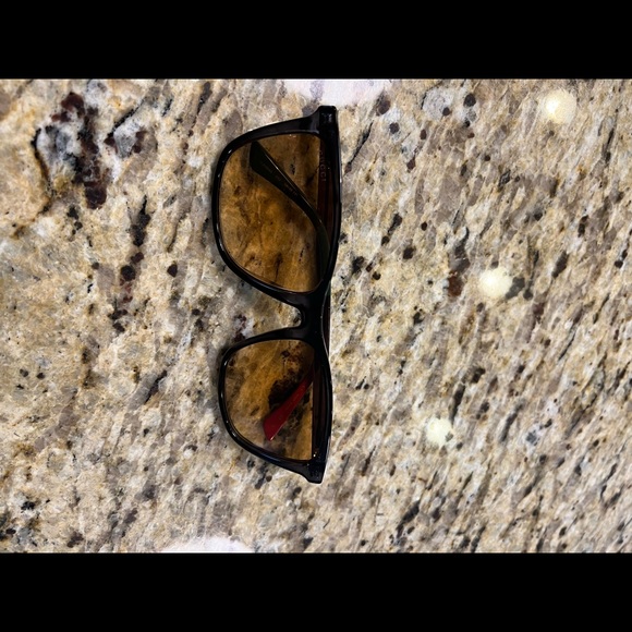 Gucci sunglasses never worn. Comes with case and bag - Picture 4 of 7